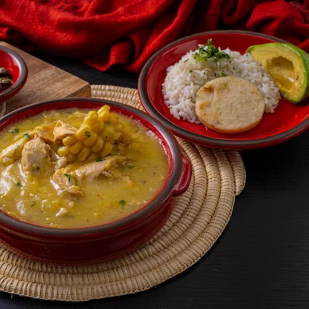 El tradicional banquete que se pegan los colombianos en la cena de navidad 3 El tradicional banquete que se pegan los colombianos en la cena de navidad Las cenas típicas de los colombianos en Navidad no solo son una muestra de exquisitos sabores, sino también un reflejo de la riqueza cultural que tiene el país.