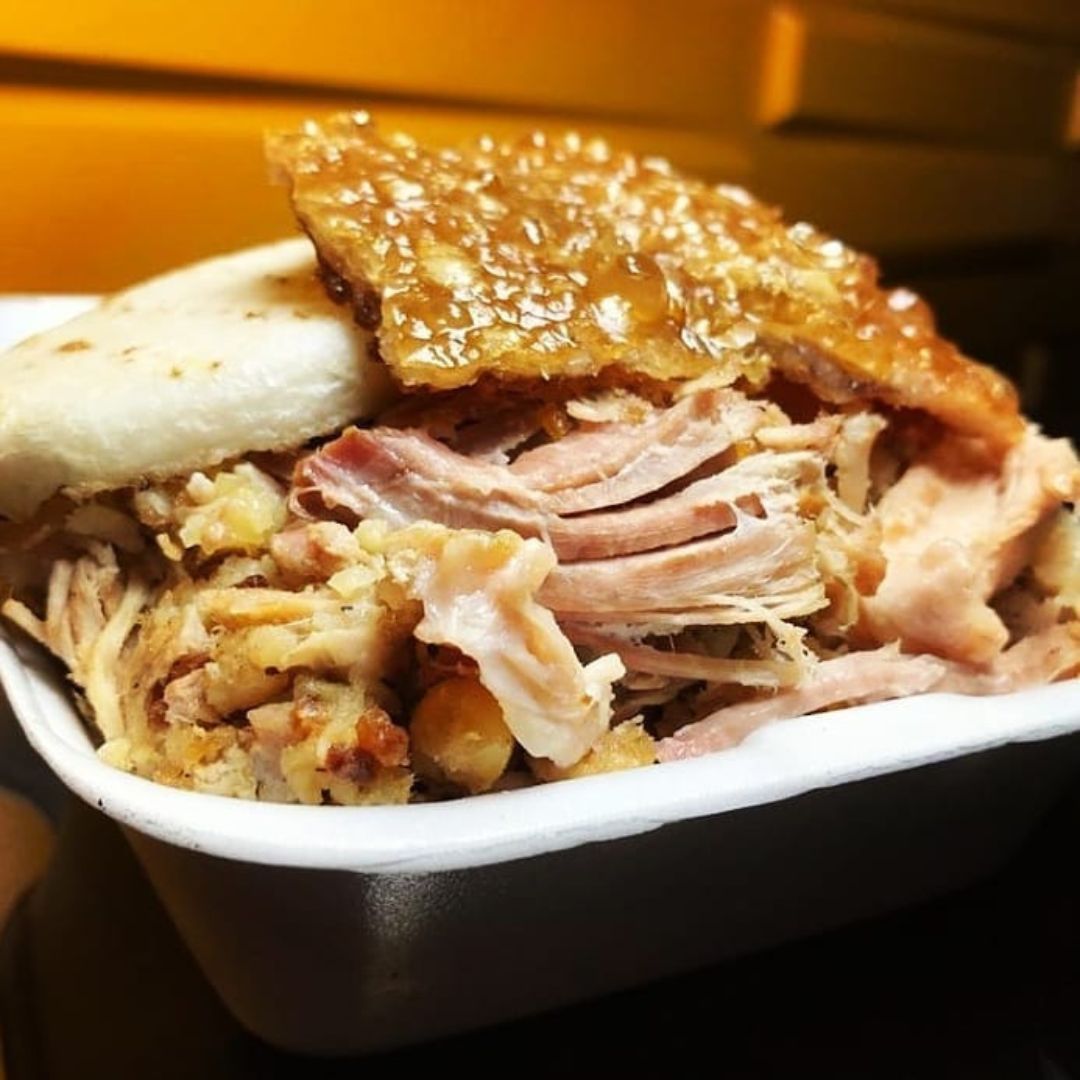 El tradicional banquete que se pegan los colombianos en la cena de navidad 1 El tradicional banquete que se pegan los colombianos en la cena de navidad Las cenas típicas de los colombianos en Navidad no solo son una muestra de exquisitos sabores, sino también un reflejo de la riqueza cultural que tiene el país.
