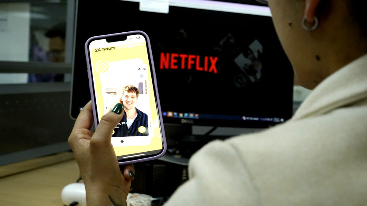 En Navidad puede encontrar pareja viendo series Una nueva unión, bastante particular, se acaba de dar entre las populares aplicaciones de Bumble y Netflix.