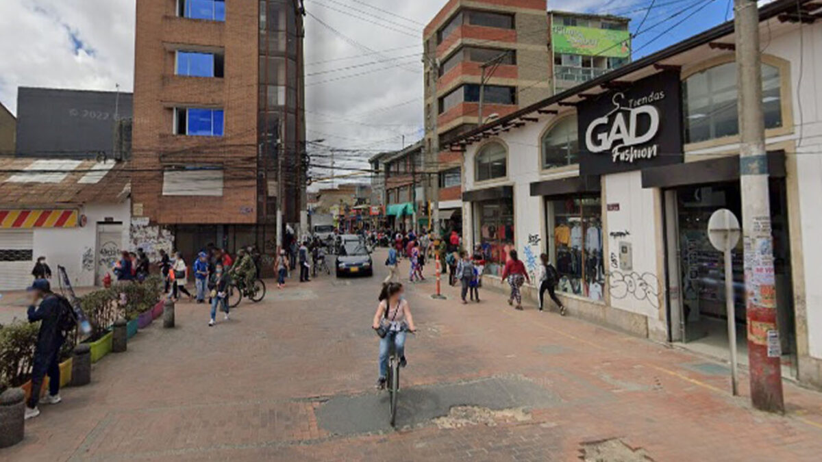 En Soacha: hombre hirió con arma traumática a patrullera de la Policía Las detonaciones provocaron que la patrullera, quien integra un grupo de uniformados que trabajan en varios puntos del espacio público del municipio, se percatara de lo sucedido, y en respuesta a esto se dirigió hasta donde se encontraba el hombre para llamarle la atención, debido a que a esa hora se encontraban varias personas (hasta adultos mayores y menores de edad) transitando por la zona.