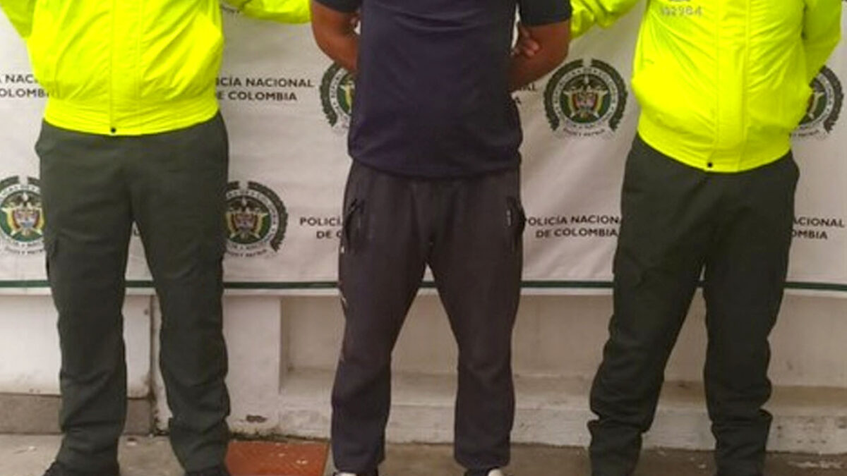 En Soacha: hombre hirió con arma traumática a patrullera de la Policía 1 En Soacha: hombre hirió con arma traumática a patrullera de la Policía Las detonaciones provocaron que la patrullera, quien integra un grupo de uniformados que trabajan en varios puntos del espacio público del municipio, se percatara de lo sucedido, y en respuesta a esto se dirigió hasta donde se encontraba el hombre para llamarle la atención, debido a que a esa hora se encontraban varias personas (hasta adultos mayores y menores de edad) transitando por la zona.