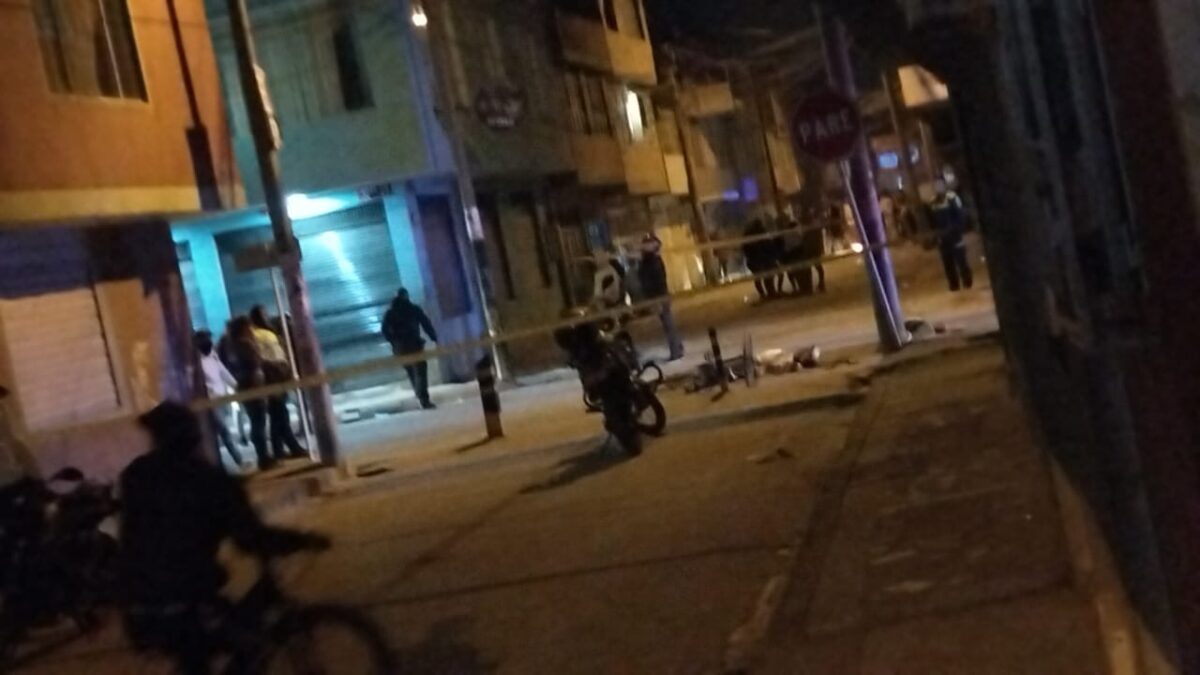 En la Noche de Velitas dos personas fueron asesinadas en Soacha La celebración de la Noche de Velitas en el municipio de Soacha se vio interrumpida por un sicariato que dejó a dos personas muertas, al parecer una de ellas era menor de edad.