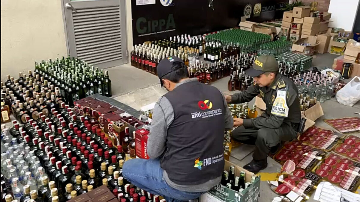 Encuentran 5 mil botellas de trago adulterado en Los Mártires 5 Encuentran 5 mil botellas de trago adulterado en Los Mártires Las autoridades encontraron 5 mil botellas de licor adulterado en dos establecimientos de la localidad de Los Mártires. A continuación le contamos cómo puede identificar el trago chimbo.