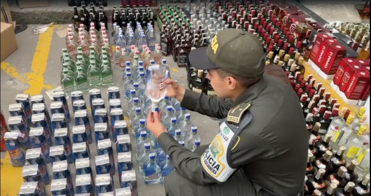 Encuentran 5 mil botellas de trago adulterado en Los Mártires 1 Encuentran 5 mil botellas de trago adulterado en Los Mártires Las autoridades encontraron 5 mil botellas de licor adulterado en dos establecimientos de la localidad de Los Mártires. A continuación le contamos cómo puede identificar el trago chimbo.