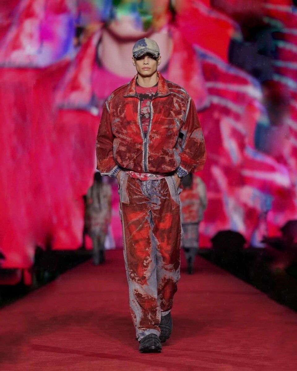 Es colombiano y conquista las marcas de prestigio Jean Carlo León, quien artísticamente se da a conocer como Jashlem, no duda en contar que llegó a modelar para las grandes casas de moda del mundo, por pura casualidad…