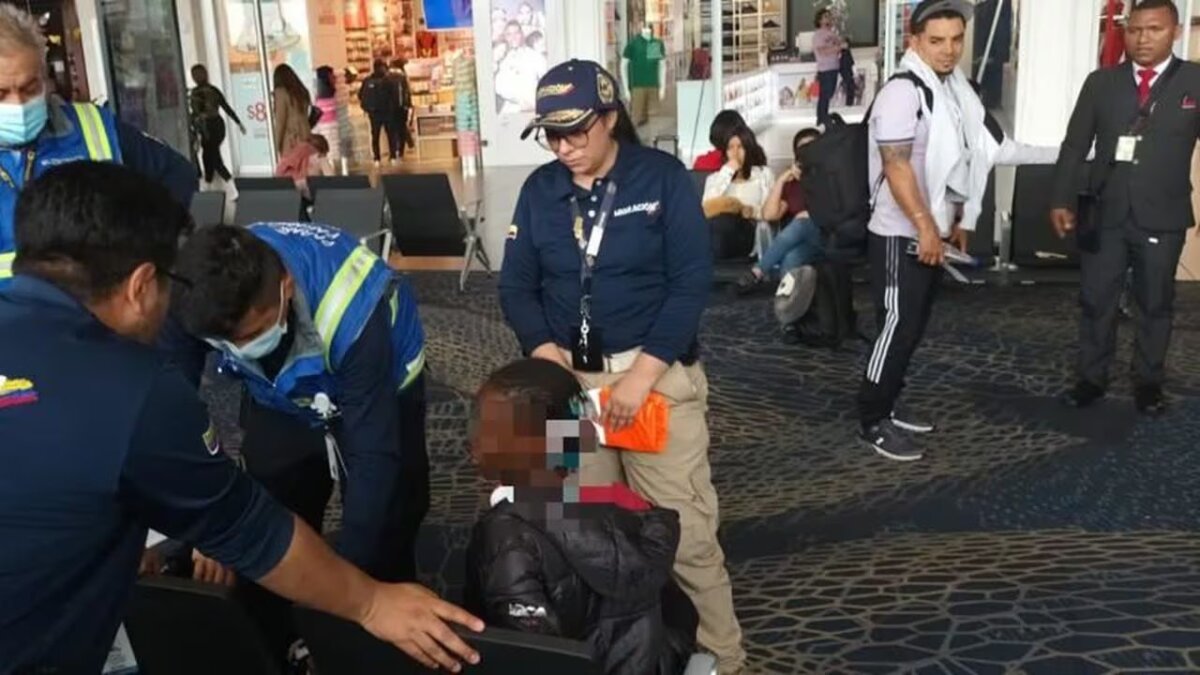 Esta fue la razón por la cual los 2 niños africanos fueron abandonados en El Dorado 1 Esta fue la razón por la cual los 2 niños africanos fueron abandonados en El Dorado Las autoridades continúan indagando las causas por las cuales los dos niños africanos se instalaron en el aeropuerto El Dorado por al menos 10 días, sin ningún cuidado por parte de un adulto. Una de ellas sería la falta de un documento.