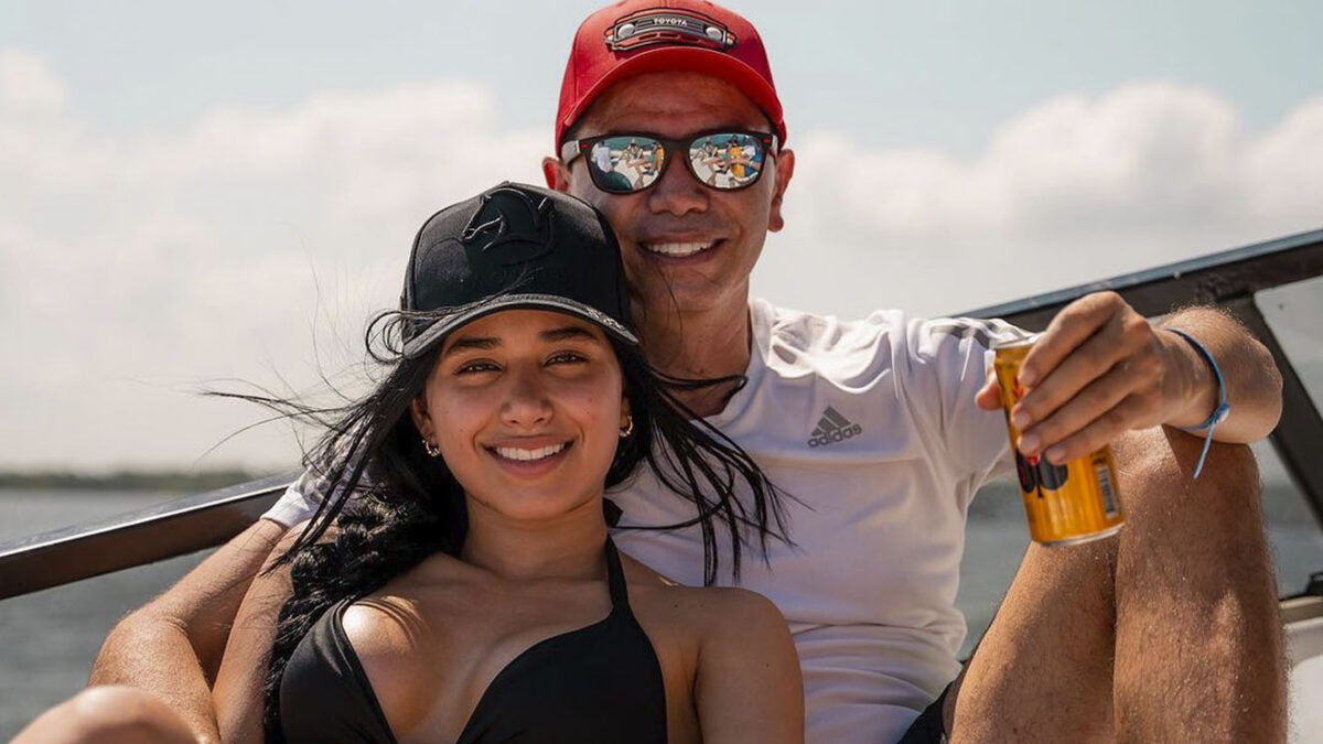 Estas son las cirugías estéticas de la novia de Jhonny Rivera 1 Estas son las cirugías estéticas de la novia de Jhonny Rivera La también cantante buscó sincerarse acerca de las intervenciones quirúrgicas que se ha realizado y responder unas cuantas inquietudes por parte de sus seguidores.