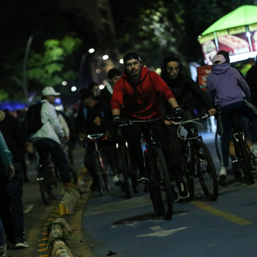 Prepárese para la Ciclovía Nocturna 1 Prepárese para la Ciclovía Nocturna Este jueves 14 de diciembre habrá Ciclovía Nocturna en diferentes puntos de Bogotá. Por eso les traemos recomendaciones, las rutas habilitadas y por supuesto, la programación para que disfrute con amigos o en familia.