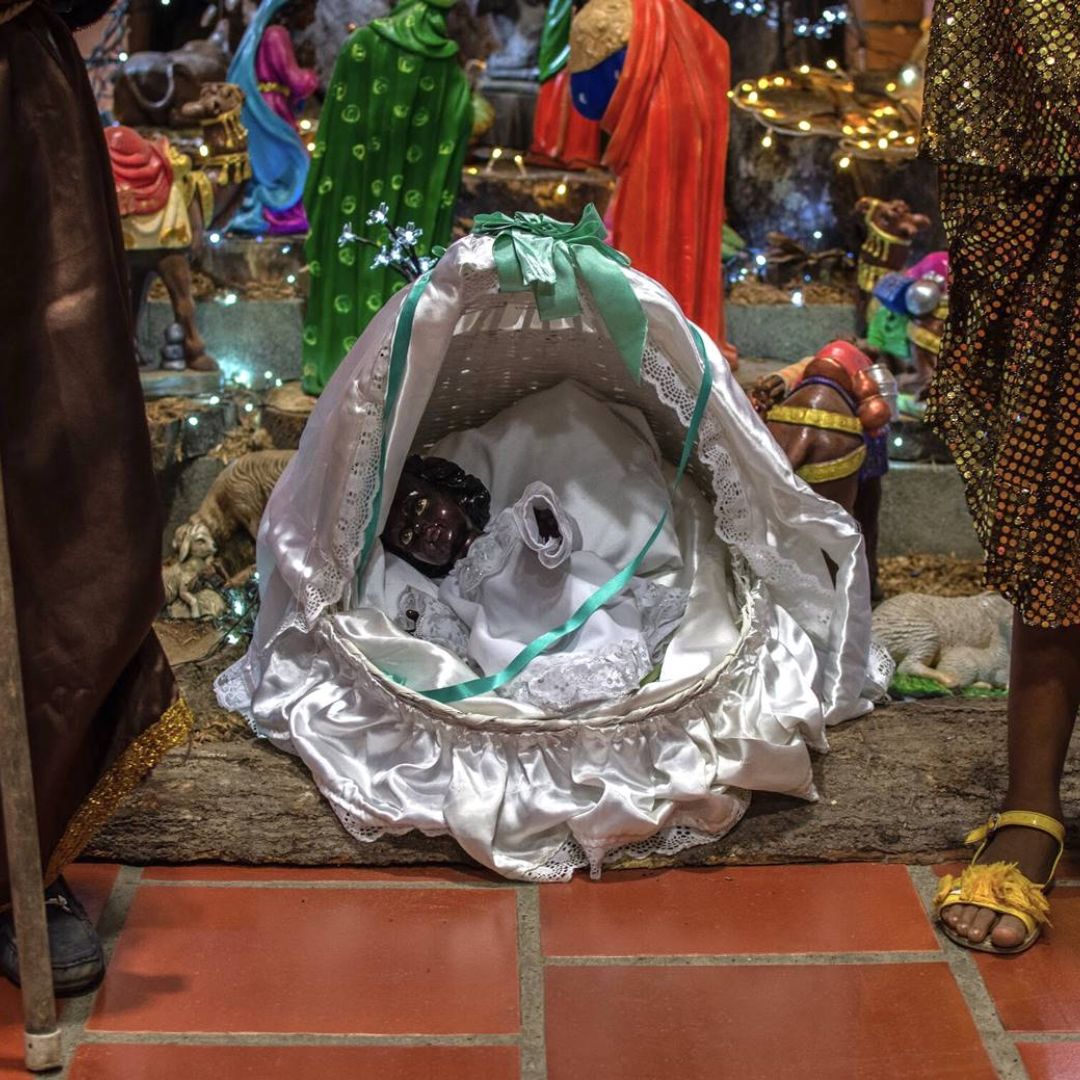 Este es el pueblo colombiano donde se celebra la Navidad en febrero ¿Qué pensarías si te dijera que hay un rincón en Colombia donde el espíritu navideño llega en febrero? Así es, en el corazón del país, se encuentra Quinamayó, un encantador pueblo conocido por su peculiar tradición de celebrar la Navidad en un momento inesperado.