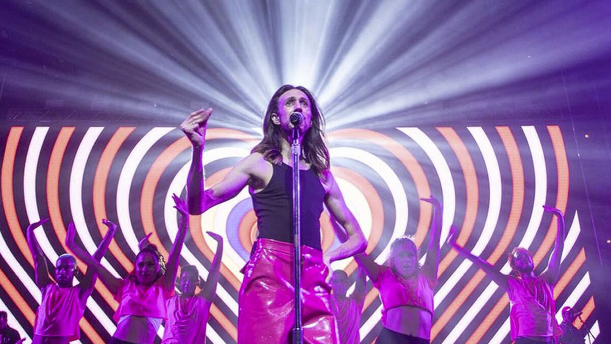 Esteman: "Estoy siendo una luz para muchas personas" Las letras del cantante Colombiano han marcado la vida de cientos de fanáticos que le han demostrado su apoyo no solo posicionando sus canciones sino también llenando sus conciertos. Esteman le contó a Q'Hubo como va su gira por Colombia y como es su vida ahora que se acaba de casar.