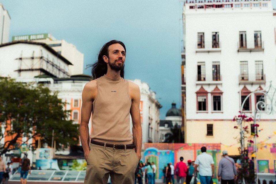 Esteman: "Estoy siendo una luz para muchas personas" 2 Esteman: "Estoy siendo una luz para muchas personas" Las letras del cantante Colombiano han marcado la vida de cientos de fanáticos que le han demostrado su apoyo no solo posicionando sus canciones sino también llenando sus conciertos. Esteman le contó a Q'Hubo como va su gira por Colombia y como es su vida ahora que se acaba de casar.
