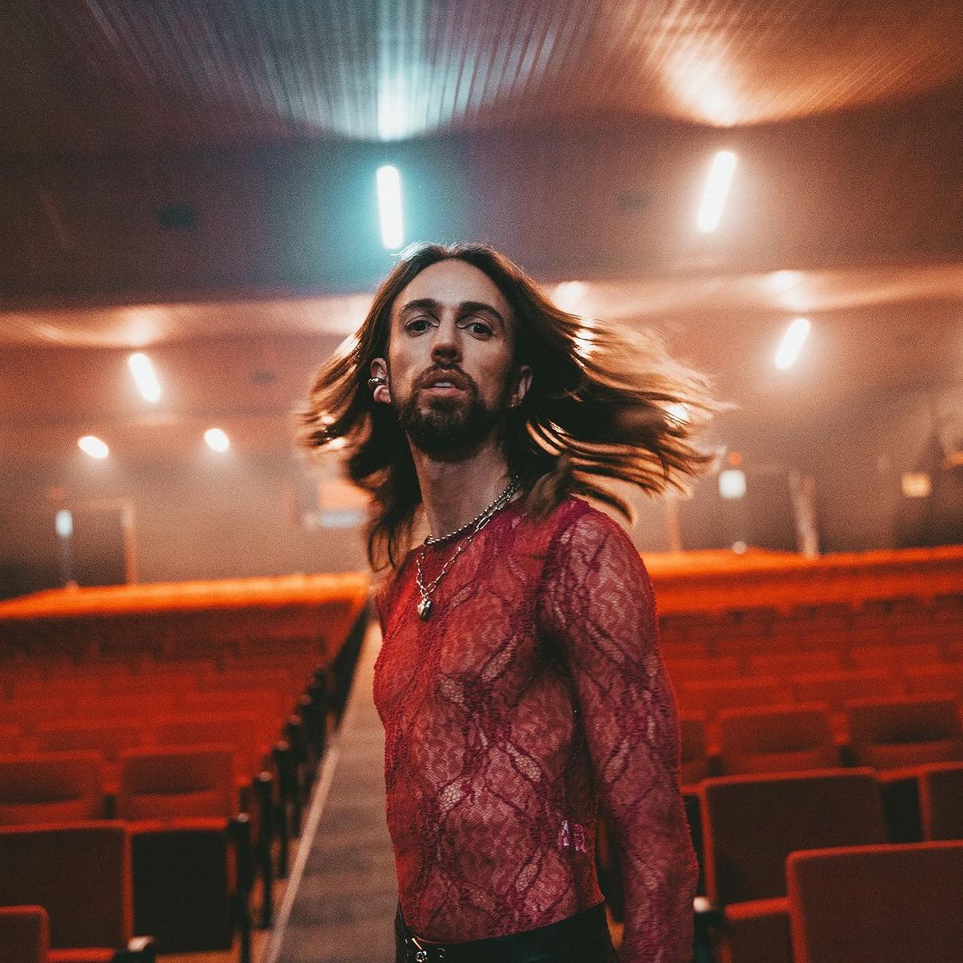 Esteman: "Estoy siendo una luz para muchas personas" 1 Esteman: "Estoy siendo una luz para muchas personas" Las letras del cantante Colombiano han marcado la vida de cientos de fanáticos que le han demostrado su apoyo no solo posicionando sus canciones sino también llenando sus conciertos. Esteman le contó a Q'Hubo como va su gira por Colombia y como es su vida ahora que se acaba de casar.