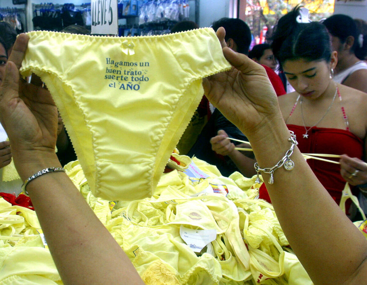 Estos son los rituales que puede hacer para recibir el Año Nuevo 1 Estos son los rituales que puede hacer para recibir el Año Nuevo El Año Nuevo se avecina, y con él, llegan las variadas y coloridas tradiciones que caracterizan a los colombianos. Aquí le contamos algunos rituales que puede hacer hoy:
