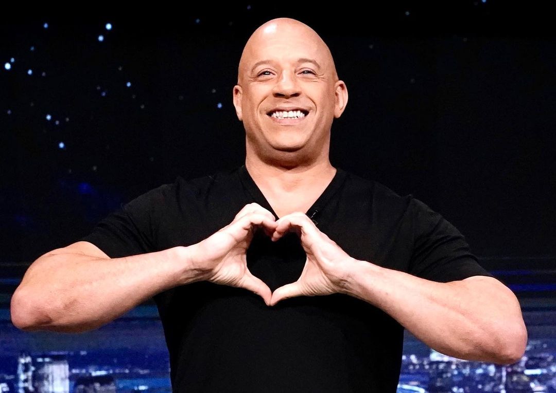 Exasistente de Vin Diesel lo acusó de abuso sexual La exasistente de Vin Diesel, Asta Jonasson, acusa al reconocido actor de agresión sexual, creación de un entorno laboral hostil, supervisión negligente y despido injustificado.