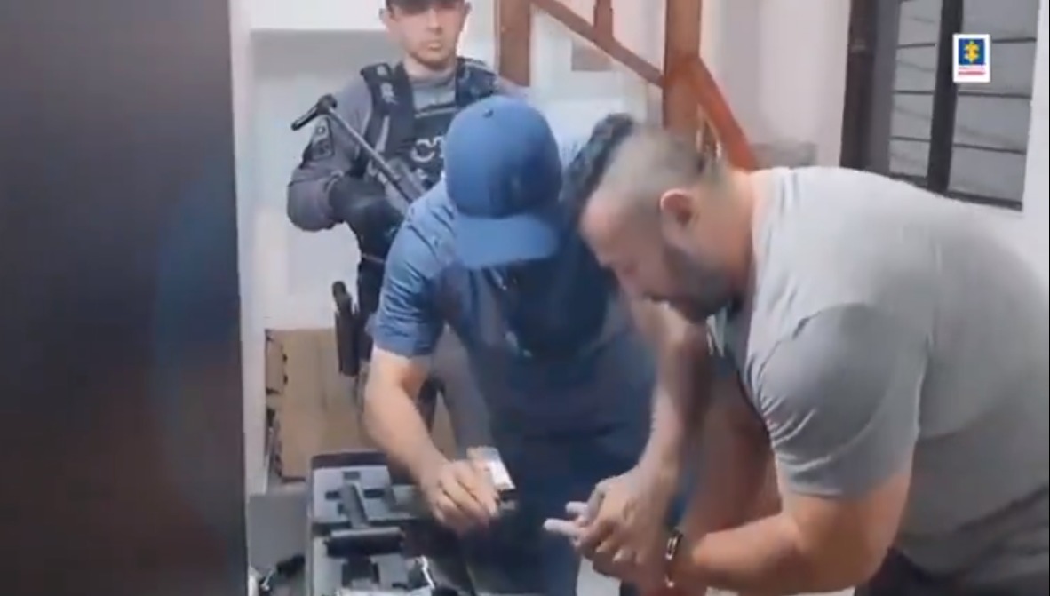 Exmilitar que aterrorizaba a sus vecinos en Facatativá irá a prisión Una juez dictó medida de aseguramiento a John Leo Rocha, el exmilitar que cuenta con varias denuncias por agredir y amenazar a sus vecinos. El hombre deberá responder por los delitos de lesiones personales y daño en bien ajeno.