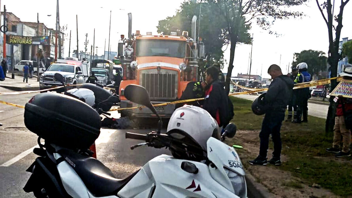 Fatal accidente de tránsito entre motociclista y tractomula en Soacha En la tarde de este jueves se presentó un accidente de tránsito en San Mateo, el cual dejó a un motociclista sin vida.