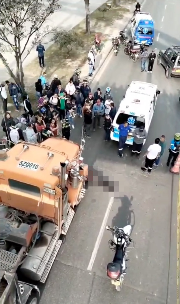 Fatal accidente de tránsito entre motociclista y tractomula en Soacha En la tarde de este jueves se presentó un accidente de tránsito en San Mateo, el cual dejó a un motociclista sin vida.