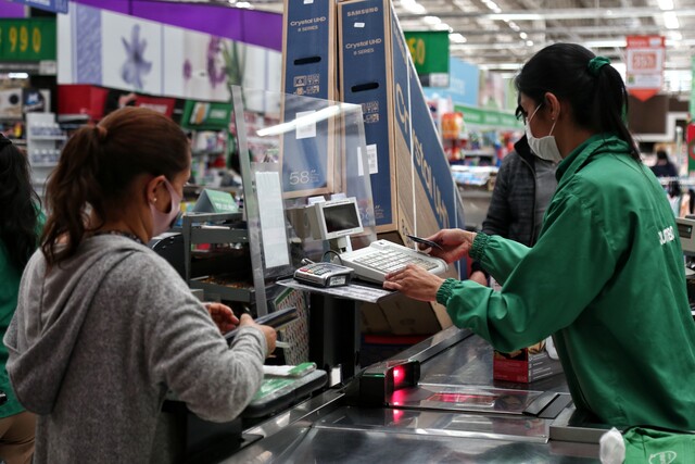 Fenalco afirma que en Navidad habrá horarios extendidos y ferias en Bogotá 2 Fenalco afirma que en Navidad habrá horarios extendidos y ferias en Bogotá Del 16 al 23 de diciembre, la ciudad experimentará horarios nocturnos extendidos y ferias navideñas con el objetivo de impulsar la economía local y brindar a los ciudadanos opciones de compra en horarios no convencionales.