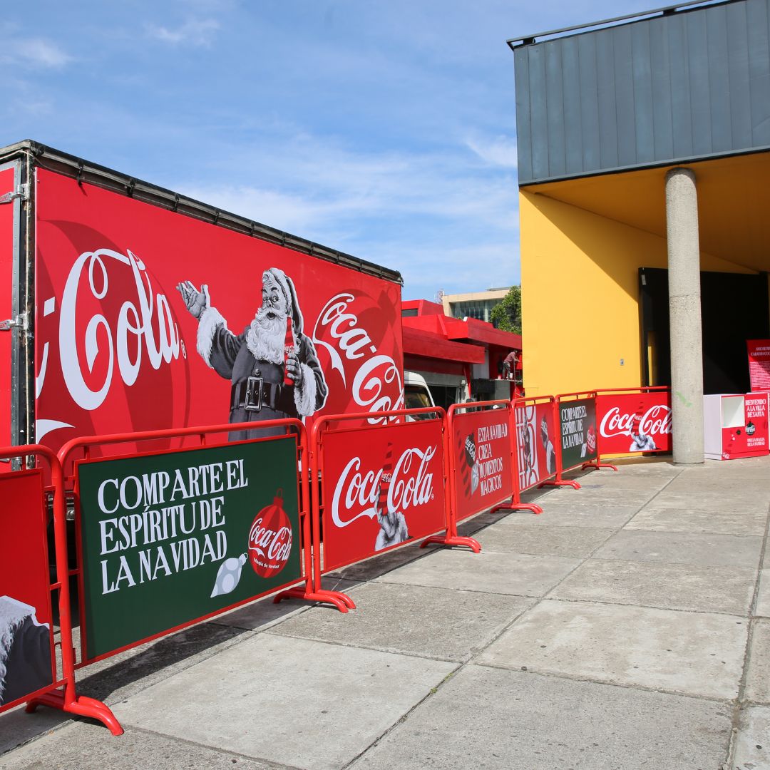 Prográmese para la Caravana navideña de Coca-Cola 1 Prográmese para la Caravana navideña de Coca-Cola La Caravana Coca-Cola vuelve a recorrer las principales ciudades del país después de cinco años de ausencia, trayendo consigo la Villa de Santa. Estas son las rutas en Bogotá.