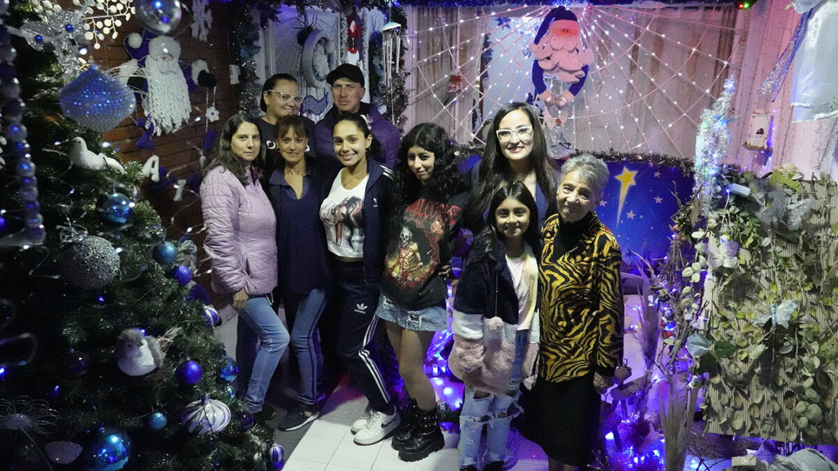 Flor enciende la Navidad en Tunjuelito 2 Flor enciende la Navidad en Tunjuelito Doña Flor lleva más de 50 años en Nuevo Muzú, Tunjuelito, y su mayor felicidad es ver reunida a su familia en medio de la celebración de Navidad, que simboliza para ella esperanza, amor y unión.