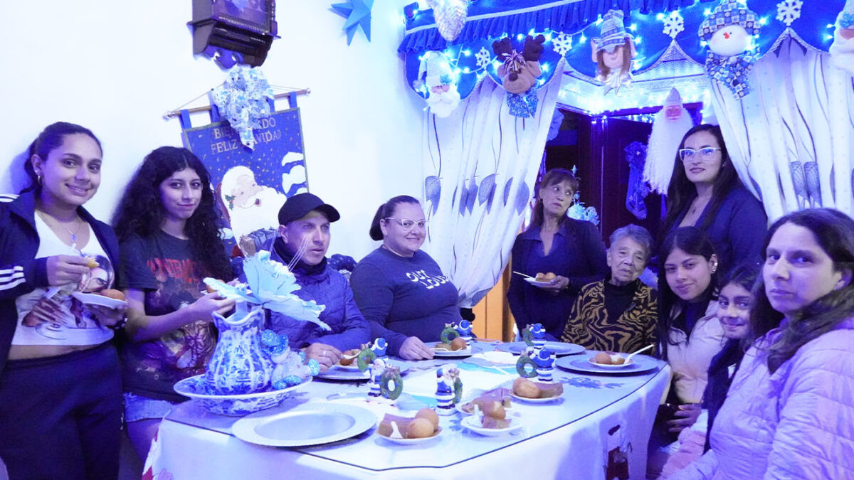 Flor enciende la Navidad en Tunjuelito 4 Flor enciende la Navidad en Tunjuelito Doña Flor lleva más de 50 años en Nuevo Muzú, Tunjuelito, y su mayor felicidad es ver reunida a su familia en medio de la celebración de Navidad, que simboliza para ella esperanza, amor y unión.