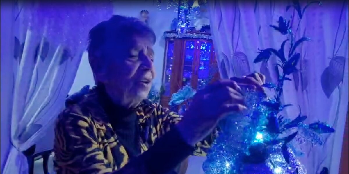 Flor enciende la Navidad en Tunjuelito 3 Flor enciende la Navidad en Tunjuelito Doña Flor lleva más de 50 años en Nuevo Muzú, Tunjuelito, y su mayor felicidad es ver reunida a su familia en medio de la celebración de Navidad, que simboliza para ella esperanza, amor y unión.