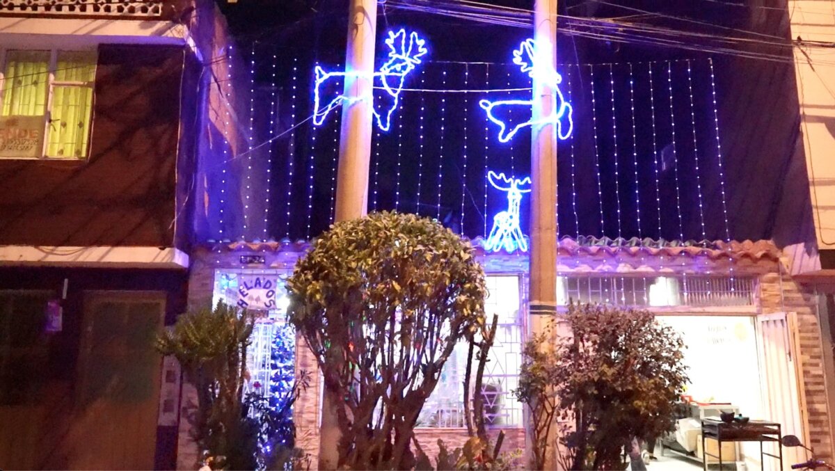 Flor enciende la Navidad en Tunjuelito 1 Flor enciende la Navidad en Tunjuelito Doña Flor lleva más de 50 años en Nuevo Muzú, Tunjuelito, y su mayor felicidad es ver reunida a su familia en medio de la celebración de Navidad, que simboliza para ella esperanza, amor y unión.