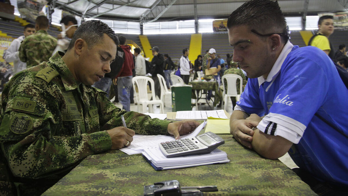 Gangazo para remisos del Ejército 3 Gangazo para remisos del Ejército El Gobierno Nacional anunció una buena noticia para los jóvenes que son remisos en el Ejército, pues podrán comprar su libreta militar con tremendo descuento. Pille de qué se trata: