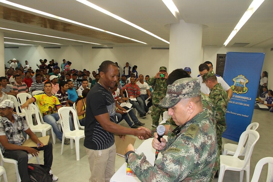 Gangazo para remisos del Ejército 2 Gangazo para remisos del Ejército El Gobierno Nacional anunció una buena noticia para los jóvenes que son remisos en el Ejército, pues podrán comprar su libreta militar con tremendo descuento. Pille de qué se trata: