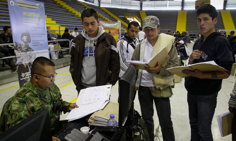 Gangazo para remisos del Ejército 1 Gangazo para remisos del Ejército El Gobierno Nacional anunció una buena noticia para los jóvenes que son remisos en el Ejército, pues podrán comprar su libreta militar con tremendo descuento. Pille de qué se trata:
