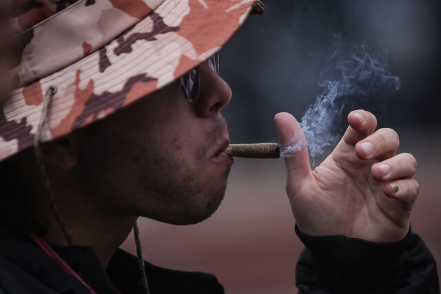 Gobierno tumba decreto que prohibía el porte de dosis personal en el espacio público 2 Gobierno tumba decreto que prohibía el porte de dosis personal en el espacio público El Gobierno Nacional expidió en las últimas horas el decreto 2114 de 2023, por el medio del cual se autoriza el porte y consumo de la dosis personal de estupefacientes en espacios públicos.