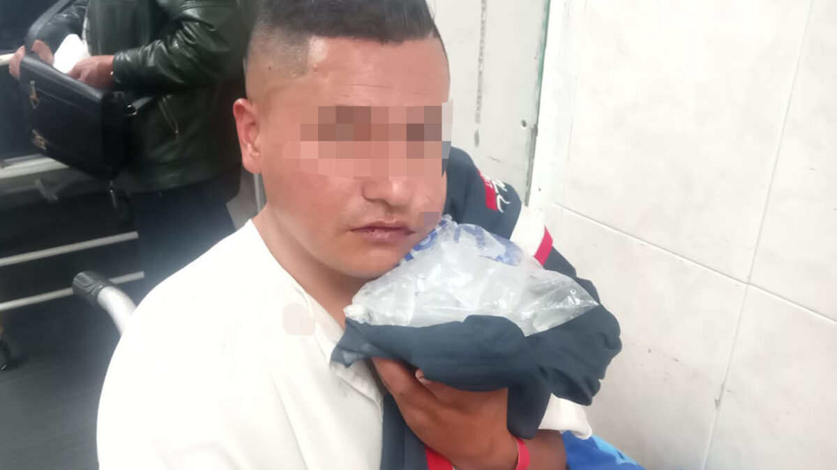 'Gota a gota' le disparó en la cara a un hombre en San Cristóbal 1 'Gota a gota' le disparó en la cara a un hombre en San Cristóbal En el barrio Los Libertadores (San Cristóbal) una familia enfrenta el drama de estar agobiada por un 'gota a gota', pero lo más terrible de todo es que el pasado lunes uno de sus miembros recibió un tiro en la cara, tras mediar para evitar que le hicieran daño a su hermana, quien fue la que acudió a estos.