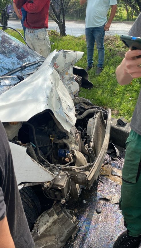 Grave accidente en la Variante de Madrid Un vehículo particular y un furgón se chocaron en el puente de la Variante en Madrid (Cundinamarca).