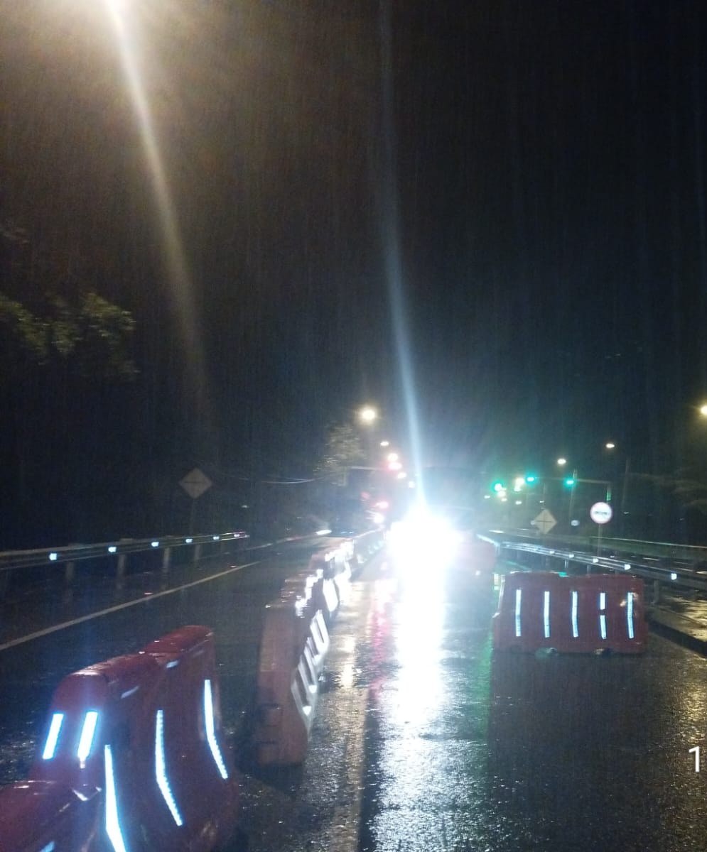 Grave atentado en peaje de la vía Villavicencio - Bogotá 1 Grave atentado en peaje de la vía Villavicencio - Bogotá La vía que comunica a Villavicencio con Bogotá estuvo cerrada por más de 3 horas debido a un nuevo atentado en inmediaciones de un peaje. Le contamos los detalles.