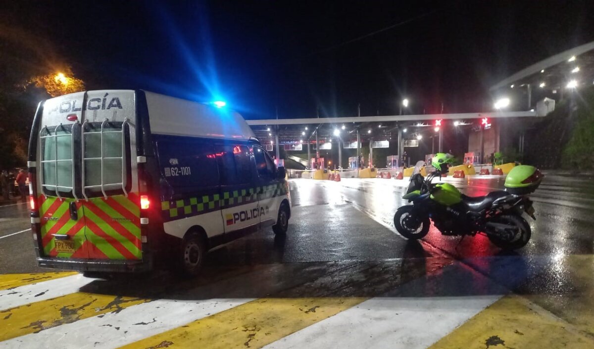 Grave atentado en peaje de la vía Villavicencio - Bogotá La vía que comunica a Villavicencio con Bogotá estuvo cerrada por más de 3 horas debido a un nuevo atentado en inmediaciones de un peaje. Le contamos los detalles.