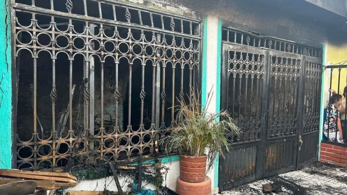 Grave incendio en Neiva causó la muerte de 4 menores y 4 adultos En la madrugada de este viernes se presentó un incendio en una vivienda del barrio Santa Isabel de Neiva, el cual causó la muerte de 8 personas, entre las que se encontraban 3 menores de edad.