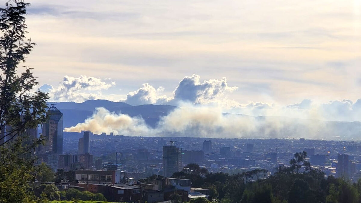 Grave incendio en inmediaciones a la Escuela de Artillería 6 Grave incendio en inmediaciones a la Escuela de Artillería A esta hora se registra un fuerte incendio forestal muy cerca a la Escuela de Artillería.