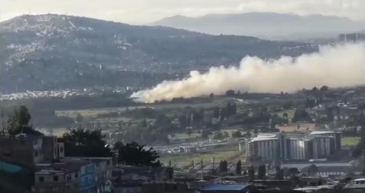 Grave incendio en inmediaciones a la Escuela de Artillería A esta hora se registra un fuerte incendio forestal muy cerca a la Escuela de Artillería.