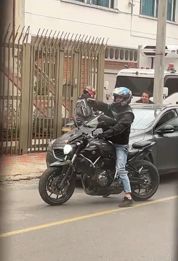 Grupo de fleteros robó a una familia en Normandía 1 Grupo de fleteros robó a una familia en Normandía Este viernes un grupo de fleteros aterrorizó a los habitantes del barrio Normandía. Los sonidos de los disparos retumbaron en el sector, mientras una familia era víctima de hurto.