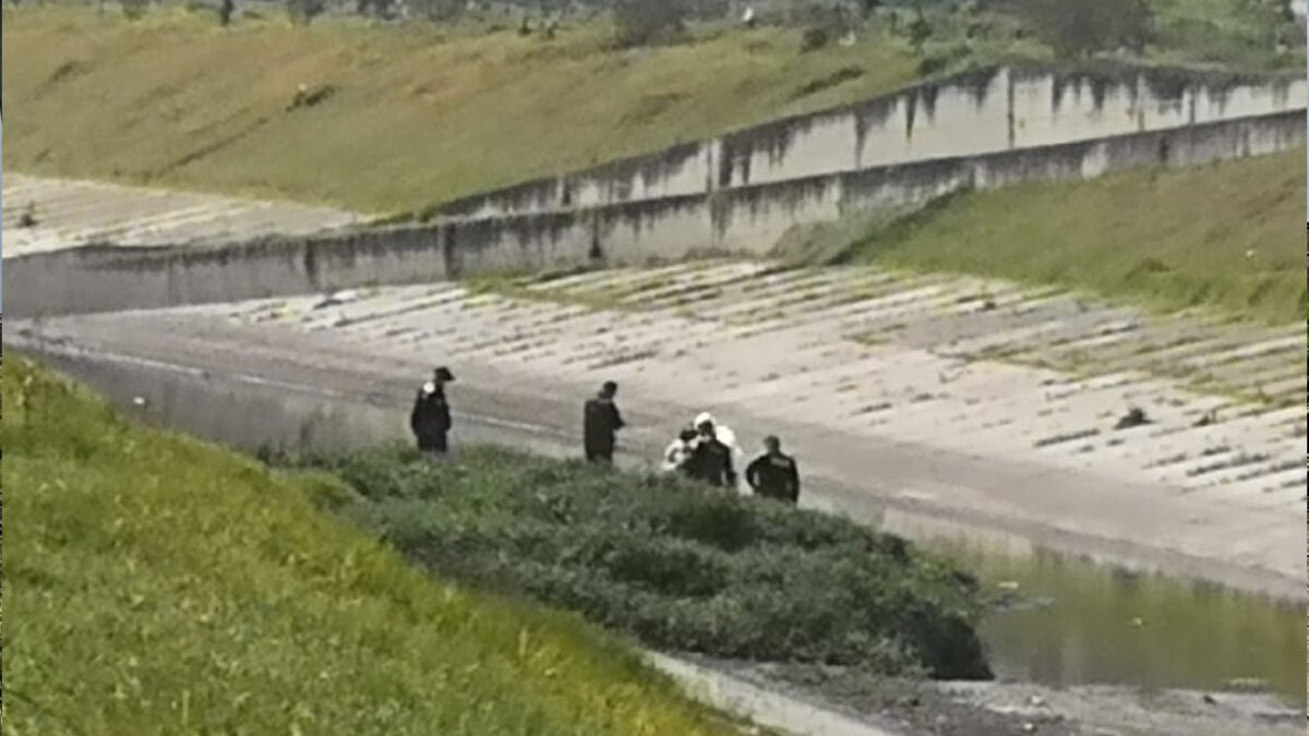 Hallan cadáver envuelto en lonas en Kennedy A eso de las 8 de la mañana de ayer, un trabajador en la zona de la planta del Acueducto, en el sector del barrio Palmitas (Kennedy), se percató de un bulto de lonas en el canal de aguas que pasa por el lugar.