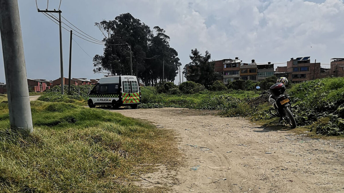Hallan cadáver envuelto en lonas en Kennedy A eso de las 8 de la mañana de ayer, un trabajador en la zona de la planta del Acueducto, en el sector del barrio Palmitas (Kennedy), se percató de un bulto de lonas en el canal de aguas que pasa por el lugar.