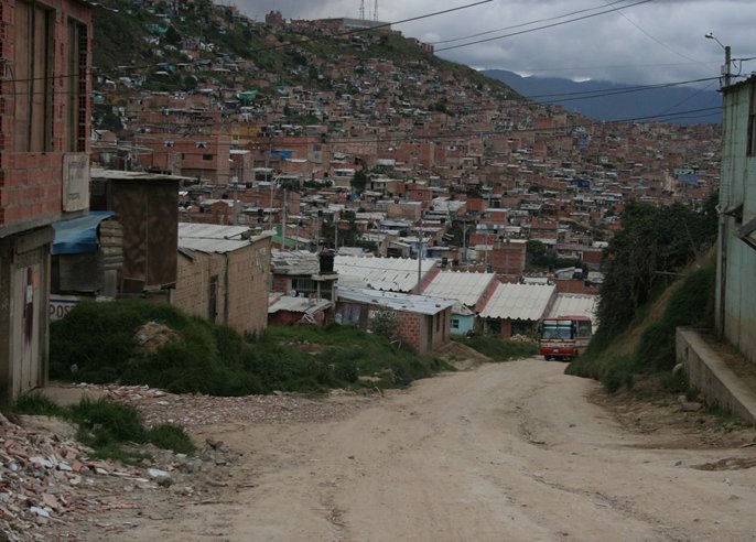 Hallan joven baleado en vía pública de Soacha En el municipio de Soacha asesinaron a un joven en plena vía pública. Según se conoció, un hombre le propinó varios disparos.