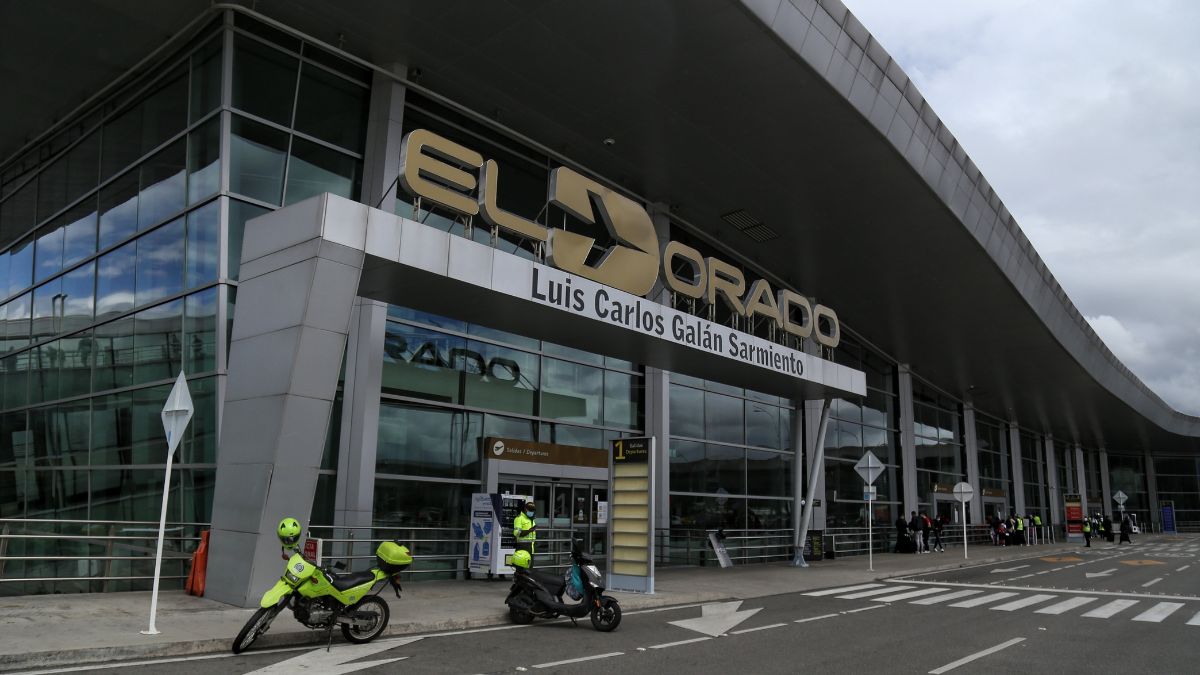 Por mal clima reducen operaciones en El Dorado 1 Por mal clima reducen operaciones en El Dorado Las fuertes lluvias en Bogotá han obligado a reducir las operaciones en el aeropuerto El Dorado. La Aeronáutica Civil confirma retrasos significativos y recomienda a los viajeros verificar el estado de sus vuelos con sus aerolíneas.