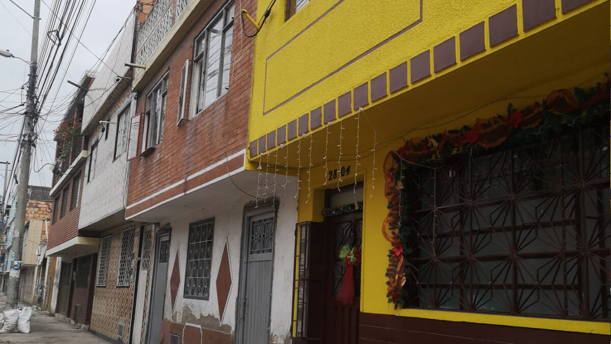 Hombre atacó a su pareja y a su suegra en Tunjuelito En el barrio Vicente Ferrer, de Tunjuelito, dos mujeres vivieron una pesadilla cuando la pareja sentimental de una de ellas intentó acabar con sus vidas dentro de una vivienda. El sujeto terminó lesionándose y todos fueron trasladados a centro médico donde según la Policía se encuentran fuera de peligro.