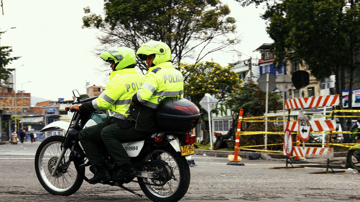 Hombre muere tras caer de un cuarto piso en Zipaquirá Varios de los residentes de un conjunto residencial en Zipaquirá vieron cómo cayó el hombre de 52 años, quien falleció al instante