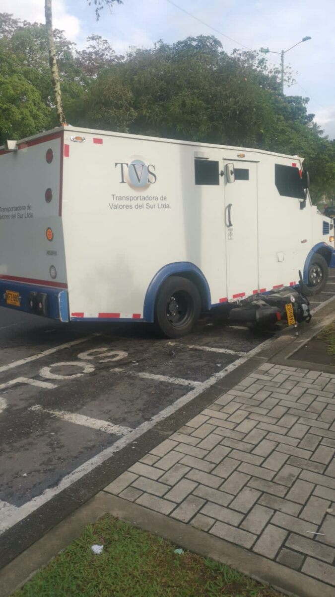 Hurto a carro de valores dejó 2 muertos y 2 heridos 2 Hurto a carro de valores dejó 2 muertos y 2 heridos Esta mañana se presentó un intento de hurto a un carro de valores de la empresa Brinks, en la ciudad de Villavicencio. En medio del asalto, dos personas murieron y dos más quedaron heridas.