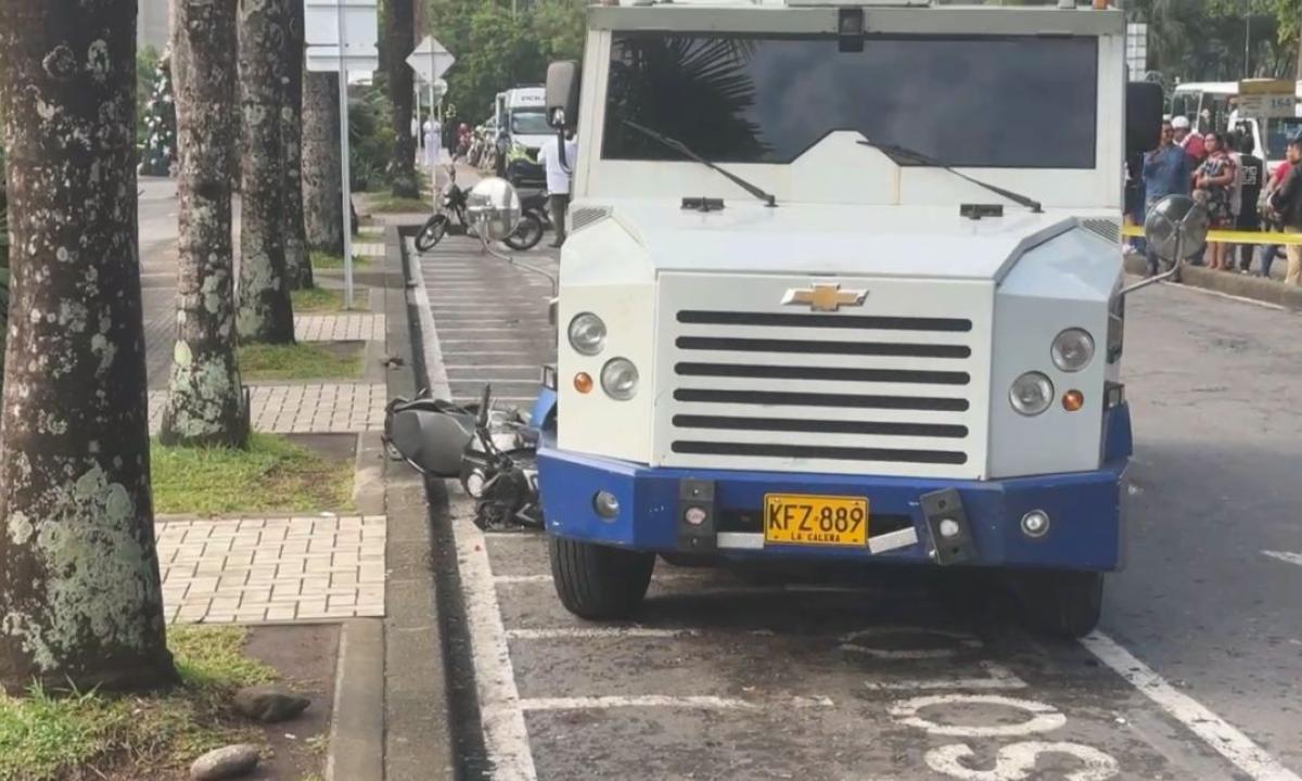 Hurto a carro de valores dejó 2 muertos y 2 heridos 1 Hurto a carro de valores dejó 2 muertos y 2 heridos Esta mañana se presentó un intento de hurto a un carro de valores de la empresa Brinks, en la ciudad de Villavicencio. En medio del asalto, dos personas murieron y dos más quedaron heridas.
