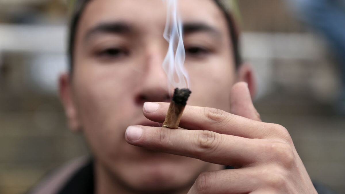 Implicaciones del decreto de dosis mínima 2 Implicaciones del decreto de dosis mínima El anuncio del nuevo decreto que deroga la criminalización del porte y consumo de la dosis personal de estupefacientes en el país, dejó múltiples dudas en los colombianos.