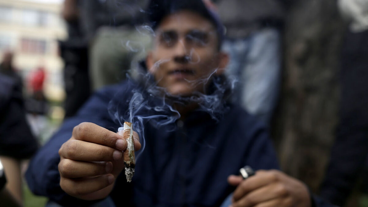 Implicaciones del decreto de dosis mínima El anuncio del nuevo decreto que deroga la criminalización del porte y consumo de la dosis personal de estupefacientes en el país, dejó múltiples dudas en los colombianos.