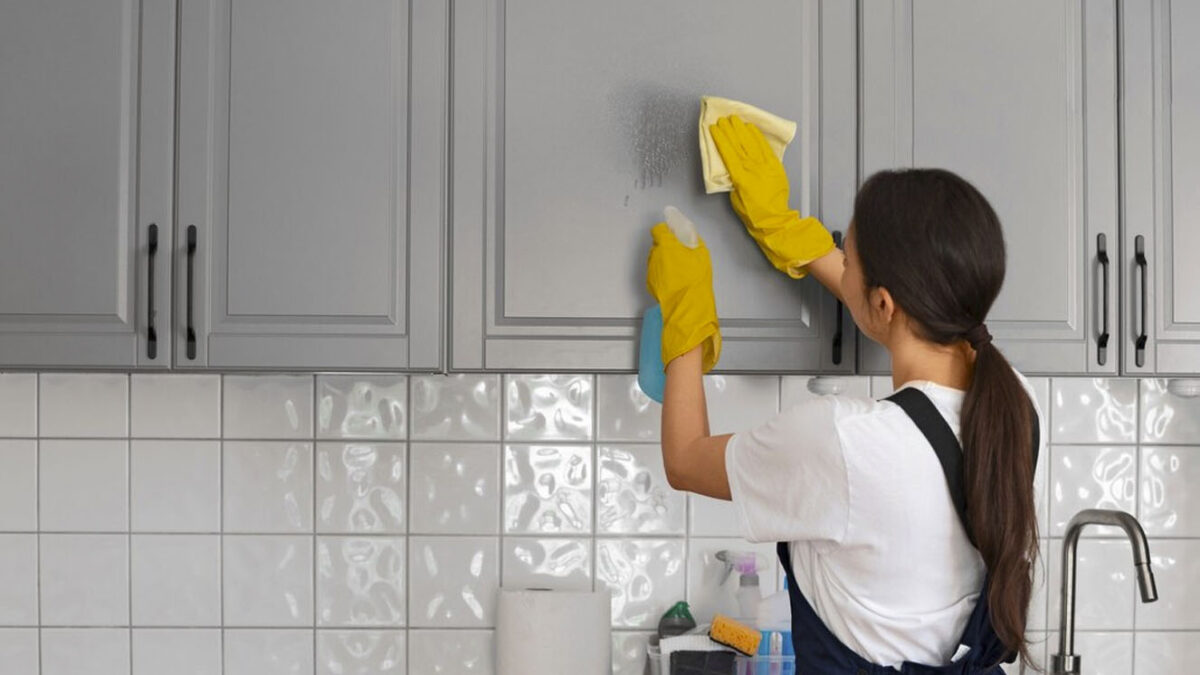 Importancia de limpiar su hogar para recibir el Año Nuevo 5 Importancia de limpiar su hogar para recibir el Año Nuevo Uno de los agüeros más comunes es que el hogar debe quedar impecable para recibir el Año Nuevo. Aquí le contamos por qué es tan importante esta tradición.